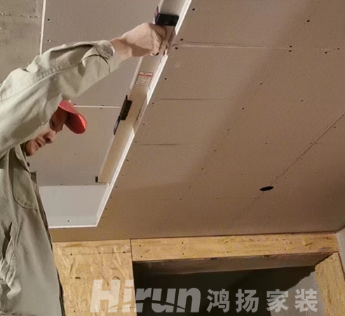 鴻揚(yáng)家裝逆勢增長憑什么？憑“穿了八年的工作服”