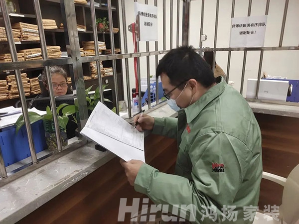 鴻揚(yáng)家裝逆勢增長憑什么？憑“穿了八年的工作服”