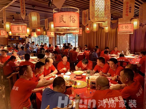 鴻揚(yáng)家裝逆勢增長憑什么？憑“穿了八年的工作服”