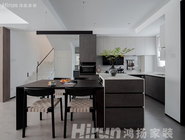 130㎡北歐風(fēng)，原木色電視墻越看越喜歡，黑白撞色的廚房不要太高級(jí)！